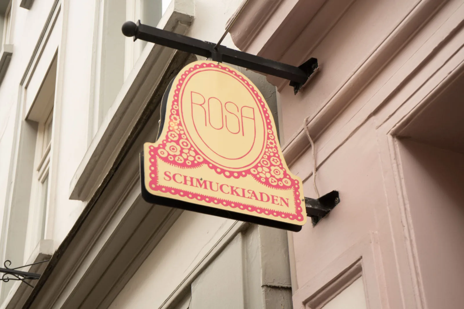 Schild vor dem Ladenlokal