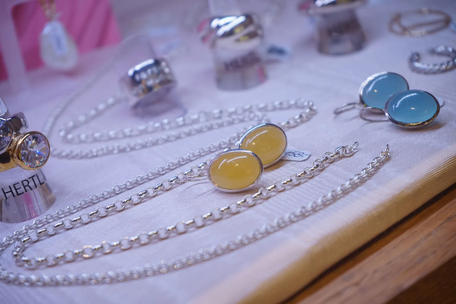 Schöne senffarbende Ohrringe