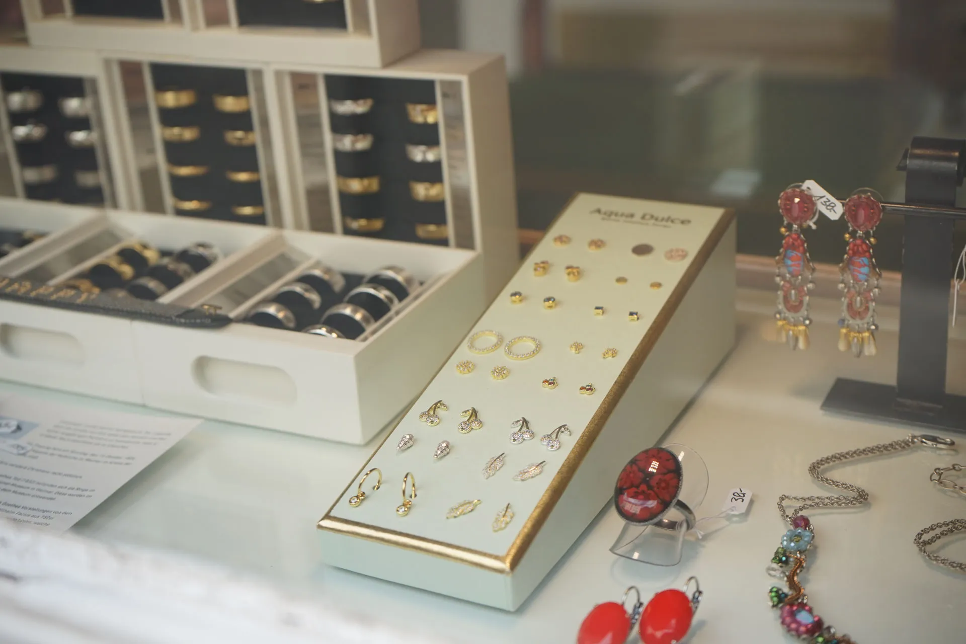 Ohrringe im Schaufenster